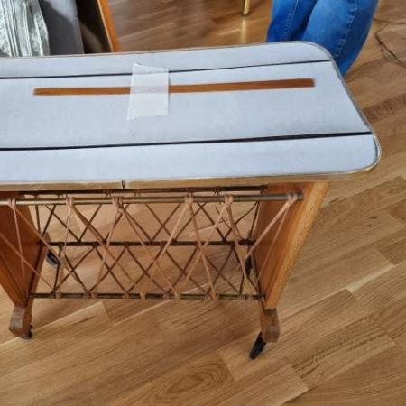 osztrak ujsagtarto kisasztal apartman
