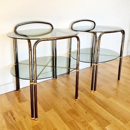 kétszínű asztalka pár, éjjeliszekrény apartman