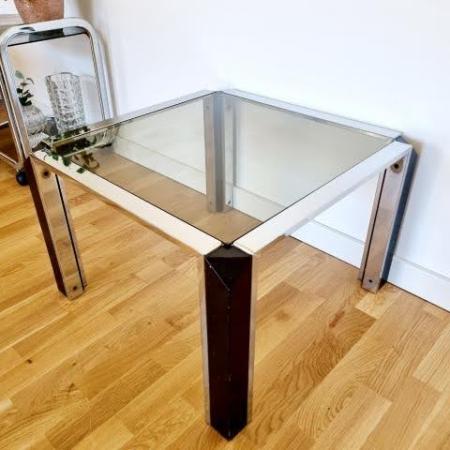 Króm fekete fa berakásos kisasztal