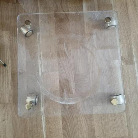 Gurulós Plexi Virágtartó Alátét